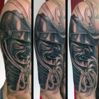 Schwarzes und weißes Oberarm Tattoo mit Samurais Helm wie reales Foto