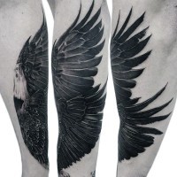 Tatuaje en el antebrazo, águila maravillosa con alas negras