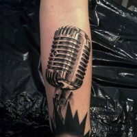 Tatuaje en el antebrazo, micrófono simple retro gris