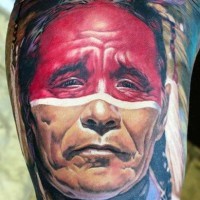 Tatuaje en el brazo, jefe indio viejo con plumas abigarradas