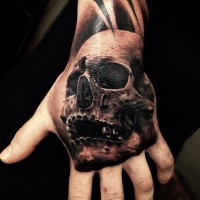 Farbiger 3D Schädel Tattoo auf der Hand wie echtes Foto