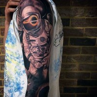 realistico foto colorato astronauta con pianeta tatuaggio su braccio