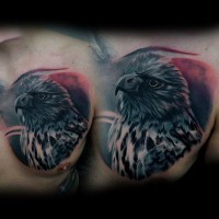 Farbiges Brust Tattoo mit detailliertem Adler wie echtes Foto