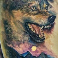 Tatuaje en la espalda, lobo intrépido con montañas