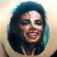 Reales Foto wie farbiges  Portrait Michaels Jackson Tattoo auf der Schulter