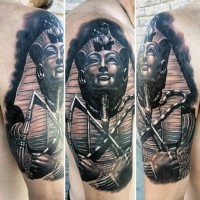 Tatuaje en el brazo, faraón egipcio volumétrico