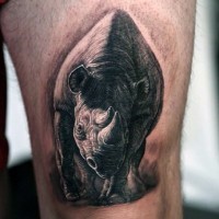 Farbiges Oberschenkel Tattoo mit Nashorn wie echtes Foto