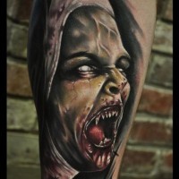 Buntes Unterarm Tattoo mit blutiger Vampirfrau Porträt wie reales Foto