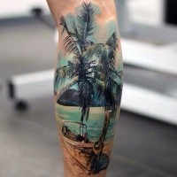 realistico foto colorato vecchia barca con palma sulla riva di oceano tatuaggio su stinco