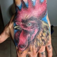 realistico foto dettagliato e colorato testa di gallo tatuaggio su mano
