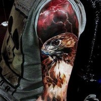 Detaillierter und farbiger Adler mit Blitz Tattoo am Ärmel
