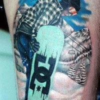 Tatuaje en el muslo, snowboarder precioso en las montañas