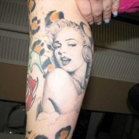 Real photo like little black ink sexy Merlin Monroe tattoo on leg muscle