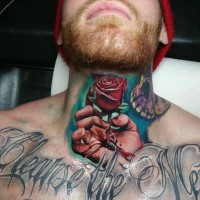Tatuaje en el cuello, mano sangrante con rosa realista