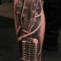 Wie echtes Foto gemalt schwarze und weiße 3D Gitarre mit Mikrofon Tattoo am Bein