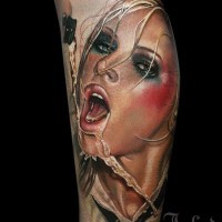 Tatuaje en el brazo, mujer seductora con alcohol