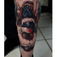 Tatuaje en la pierna, manos realistas de mujer con la boca de perro