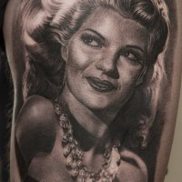Sehr detailliertes verführerisches Porträt der Frau Tattoo am Oberschenkel