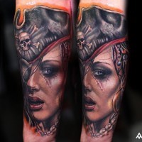 Tatuaje en el antebrazo, mujer pirata linda con cicatriz