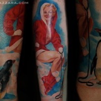 realistico ritratto colorato sexy donna in costume di  Santa con pinguino tatuaggio su braccio