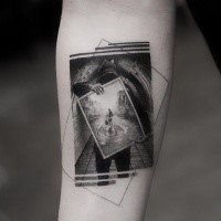 Foto real como tatuaje fotográfico creativo del hombre sosteniendo una imagen grande