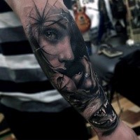 Realismus Stil fantastisches detailliertes farbiges mystisches Porträt der Frau Tattoo am Unterarm mit bösen Wolf