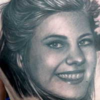 Realismus Stil schön aussehendes Brust Tattoo von Porträt der lächelnden Frau mit Blumen im Haar