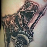 Realismus Stil schwarzer und grauer Dinosaurier in der Stadt Tattoo Tattoo an der Seite