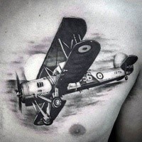 Realismus Stil schwarzes und weißes Brust Tattoo mit antikem Kampfflugzeug