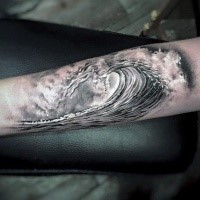 Realismus Stil schwarzes und weißes Unterarm Tattoo mit großer Welle