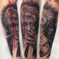 Realismus Stil schwarzes und weißes Unterarm Tattoo  mit  Portrait des alten rauchenden Mannes