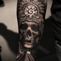 Realismus Stil schwarzes und weißes Unterarm Tattoo von menschlichem Schädel mit Helm