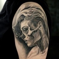 Realismus Stil schwarzweißes Schulter Tattoo mit Porträt der rauchenden Frau Porträt mit Schädelsgesicht