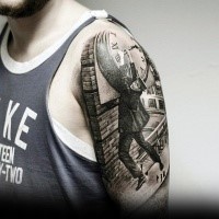 Realismus Stil schwarzweißes Schulter Tattoo des Mannes, der auf Turmuhr hängt