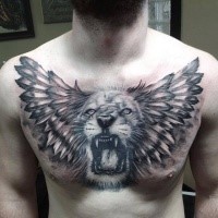 Realismus Stil schwarzes Brust Tattoo mit Löwengesicht und Flügel