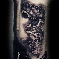 Realismus Stil schwarzes Seite und Oberschenkel Tattoo mit lebendem Dinosaurier und Skelett Dinosaurier