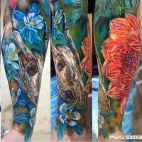 Realistischer Stil farbiger Tierschädel mit schönen Blumen Tattoo auf Unterarm