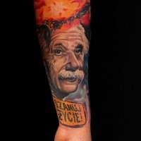 Realismusstil farbiger Unterarm Tattoo des Gesichtes von Einstein mit Beschriftung