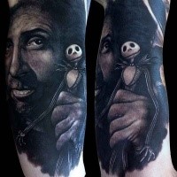 Realismus Stil farbiges Arm Tattoo des Mannes mit dem Albtraum vor Weihnachten Held Puppe