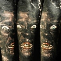 Realismusstil gruselig aussehend farbiger Tattoo des monströsen Zombies