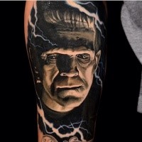 Realismus Stil farbiges Unterarm Tattoo von Frankenstein Monsters Porträt