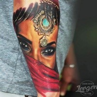 Realismus Stil farbiges Unterarm Tattoo mit östlicher Frau Gesicht mit schönem Schmuck