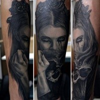 Realismus Stil farbiges Unterarm Tattoo von weinender Frau mit dem Schädel