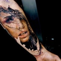 Realismusstil farbiger Unterarm Tattoo des weiblichen Gesichtes