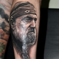 Realismus Stil farbiges Unterarm Tattoo von Mann mit Bart