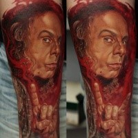Realismus Stil farbiges Unterarm Tattoo mit Mannes Porträt