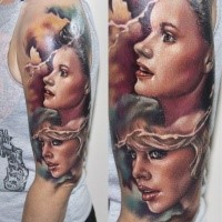 Realismus Stil gefärbtes Tattoo am halben Ärmel mit Portraits der Frau