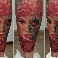 Realismusstil farbiger Unterschenkel Tattoo des weiblichen Halbschädels mit Rosen
