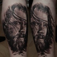 Realismus Stil farbiges Bein Tattoo mit Porträt des Mannes