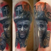 Realismus Stil gefärbtes mythisches dämonisches Mannes Gesicht Tattoo auf der Schulter